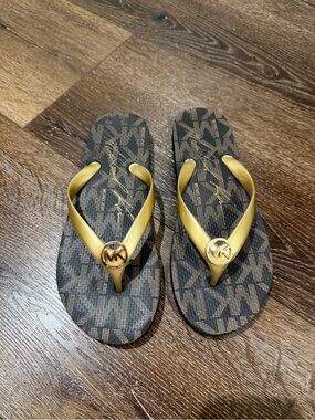 Michael Kors Black and Gold MK Logo  flip flops size 9